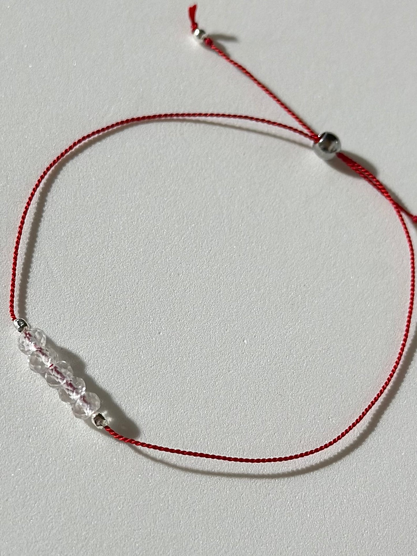 Divers bracelets sur fil de soie
