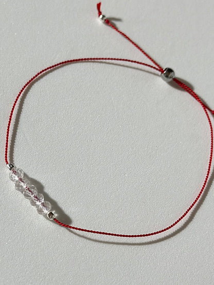 Divers bracelets sur fil de soie