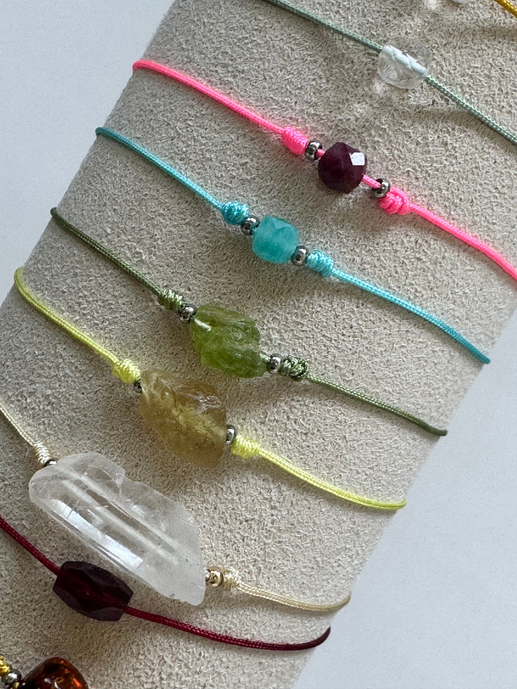 Bracciali colorati con pietre assortite