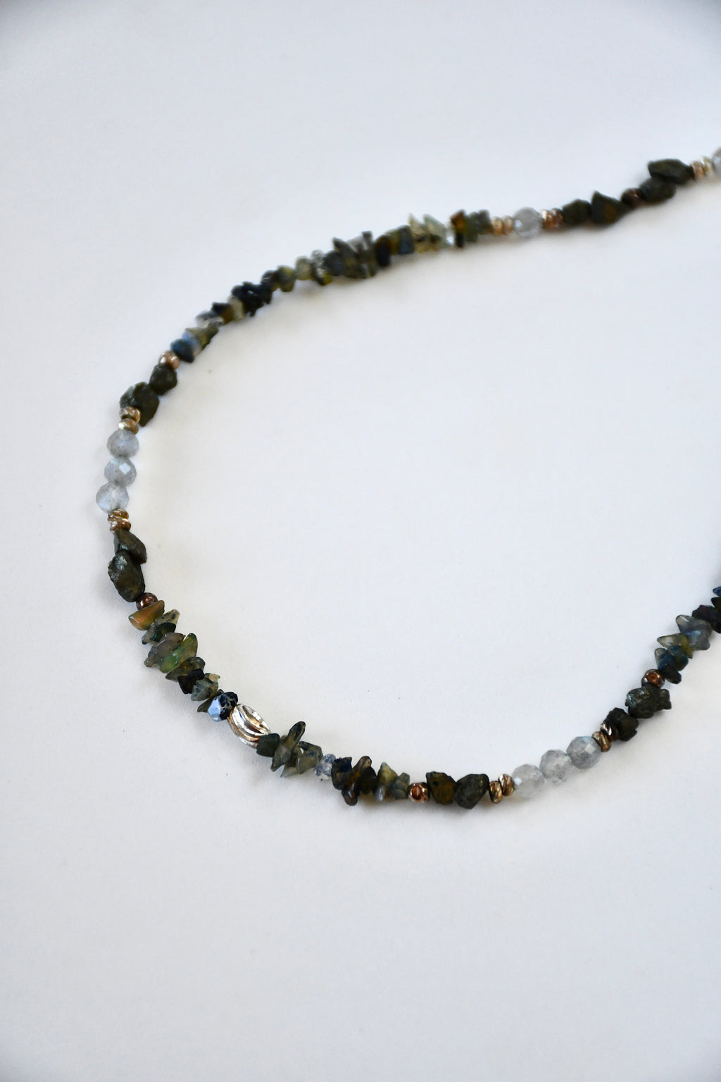 Collier opalescent, talisman – Opale noire d’Éthiopie, Pyrite et Labradorite | Protection, ancrage et lumière intérieure