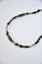 Collier opalescent, talisman – Opale noire d’Éthiopie, Pyrite et Labradorite | Protection, ancrage et lumière intérieure