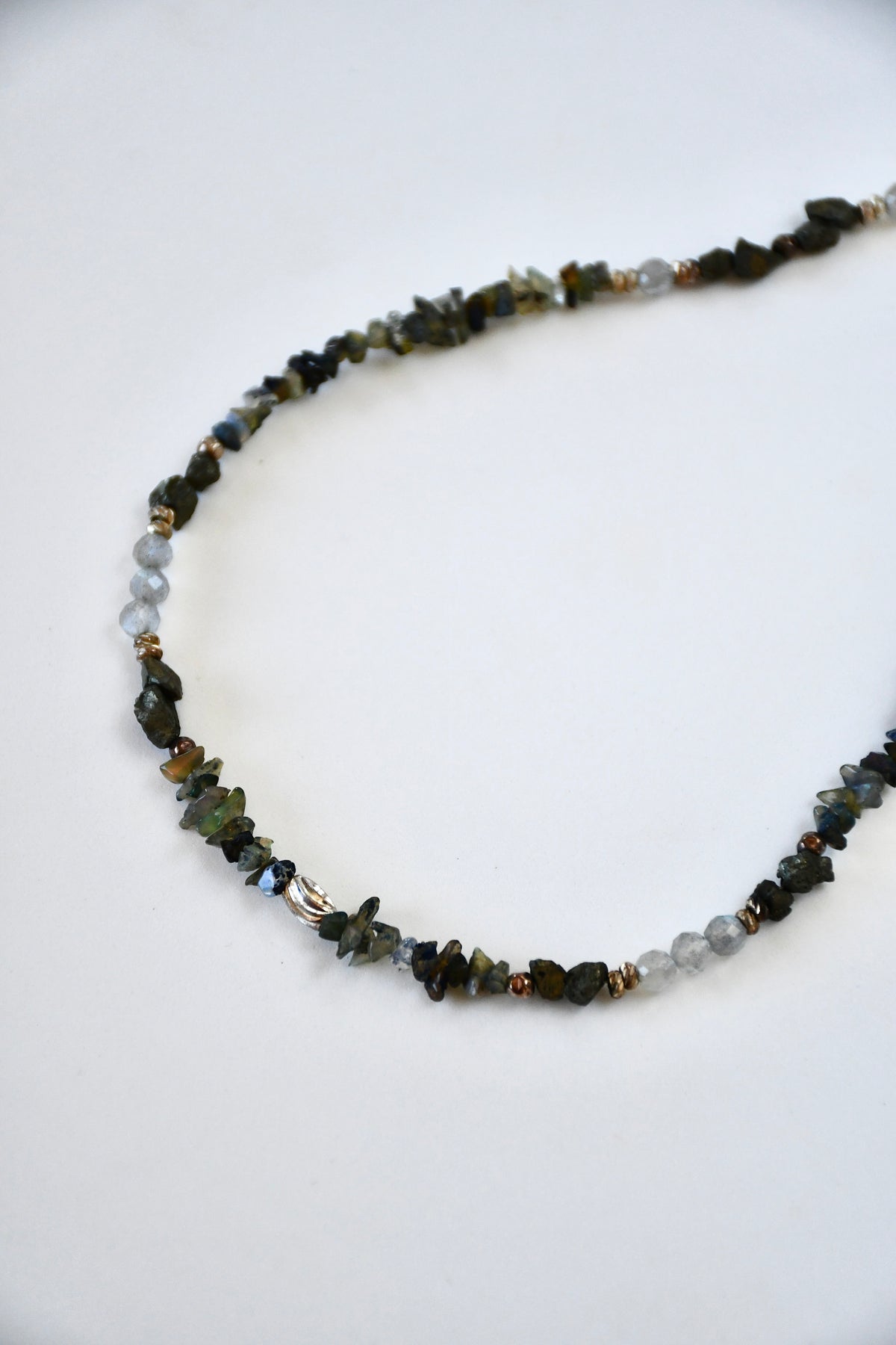 Collier opalescent, talisman – Opale noire d’Éthiopie, Pyrite et Labradorite | Protection, ancrage et lumière intérieure