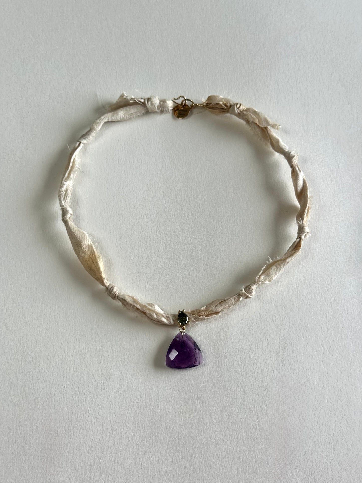 Collier Améthyste sur ruban de soie — La couronne violette