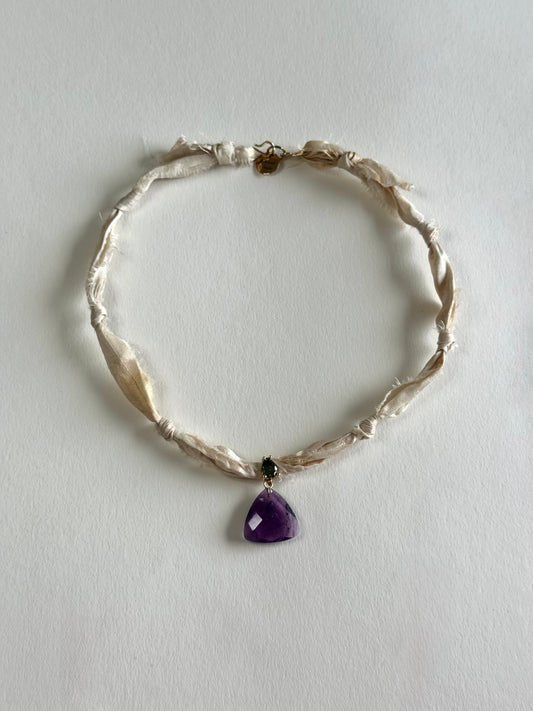 Collier Améthyste sur ruban de soie — La couronne violette