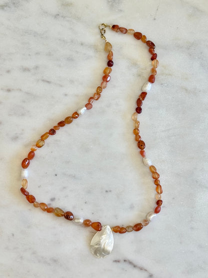 Collier Cornaline & Coquillage nacre — Le feu doux de l’élan retrouvé