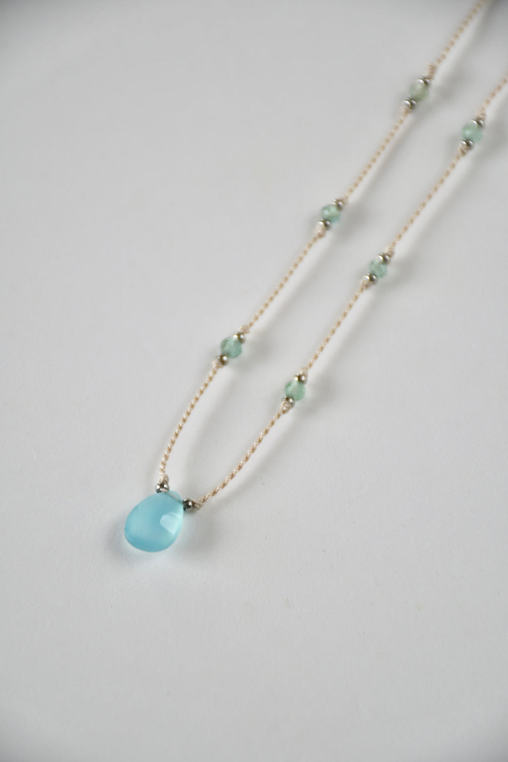 Collier Calcédoine & Apatite sur soie