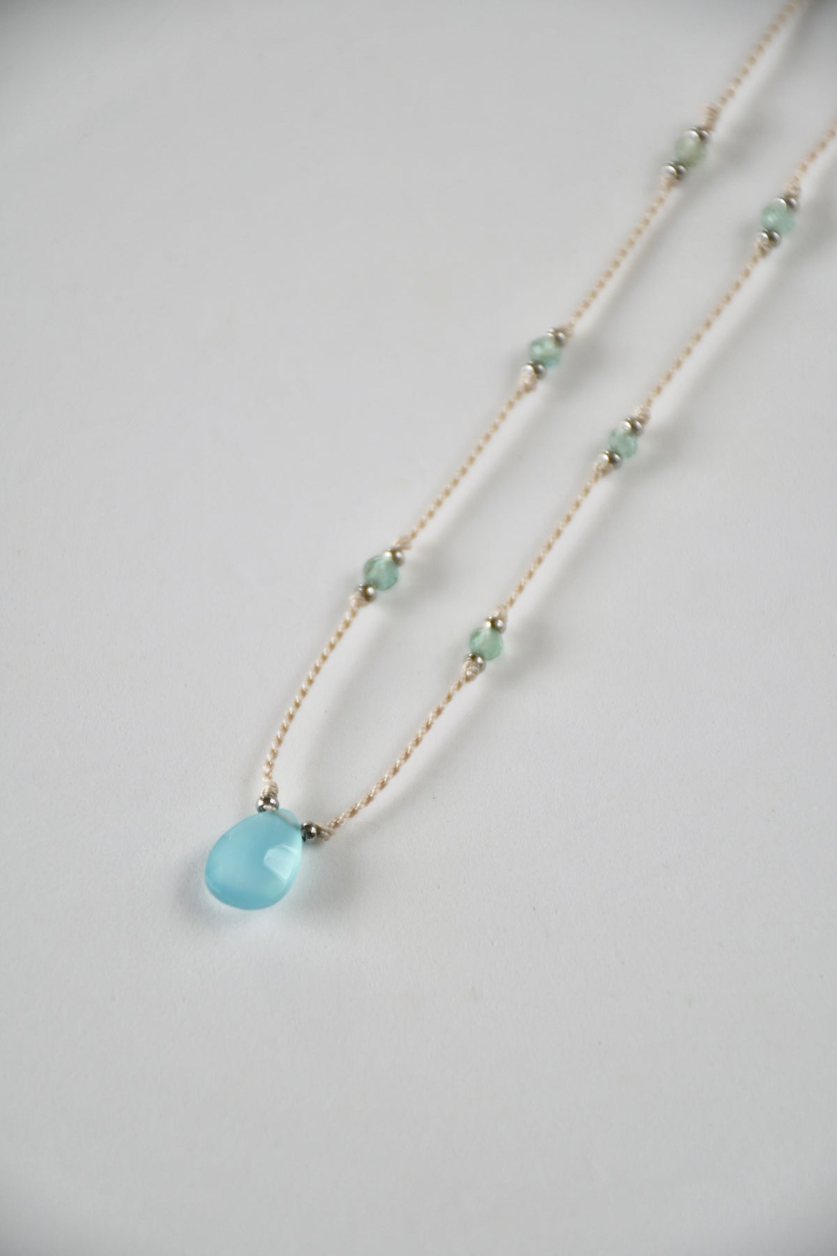 Collier Calcédoine & Apatite sur soie