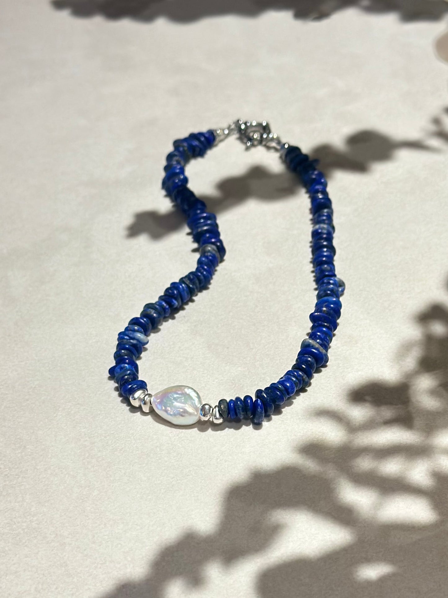 Collier Lapis Lazuli & perle d’eau douce — Vision, Vérité, Sagesse intérieure