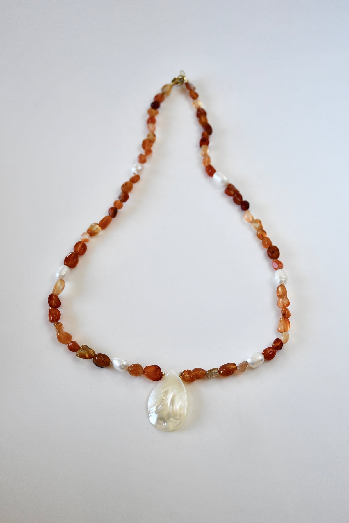 Collier Cornaline & Coquillage nacre — Le feu doux de l’élan retrouvé