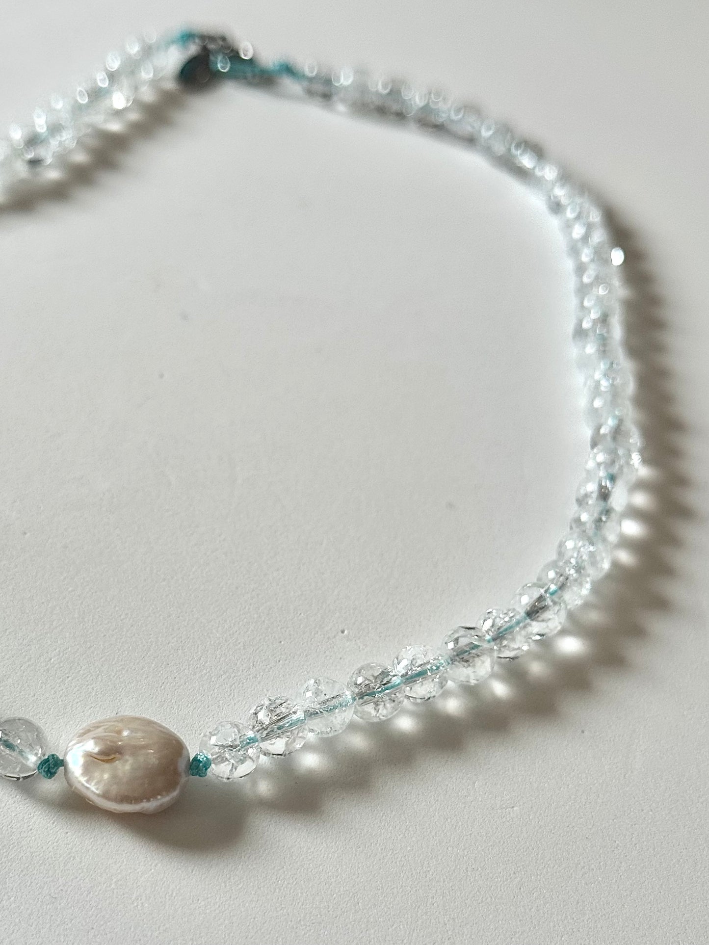 Collier Cristal de roche et Perle sur nylon bleu