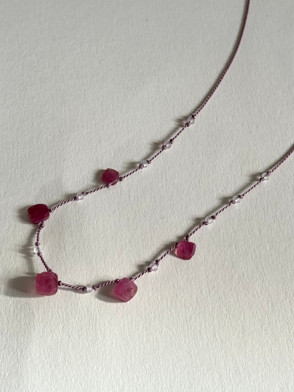 Collier Rubis brut & Améthyste lavande  sur soie