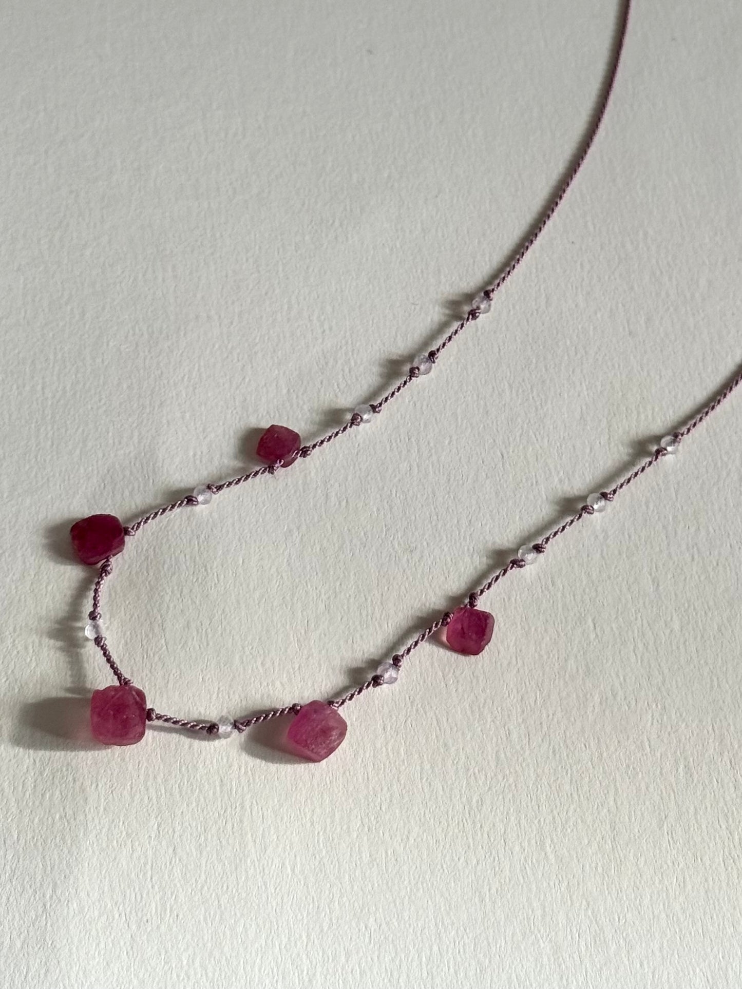 Collier Rubis brut & Améthyste lavande  sur soie