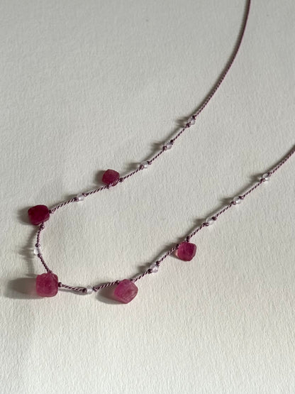 Collier Rubis brut & Améthyste lavande  sur soie