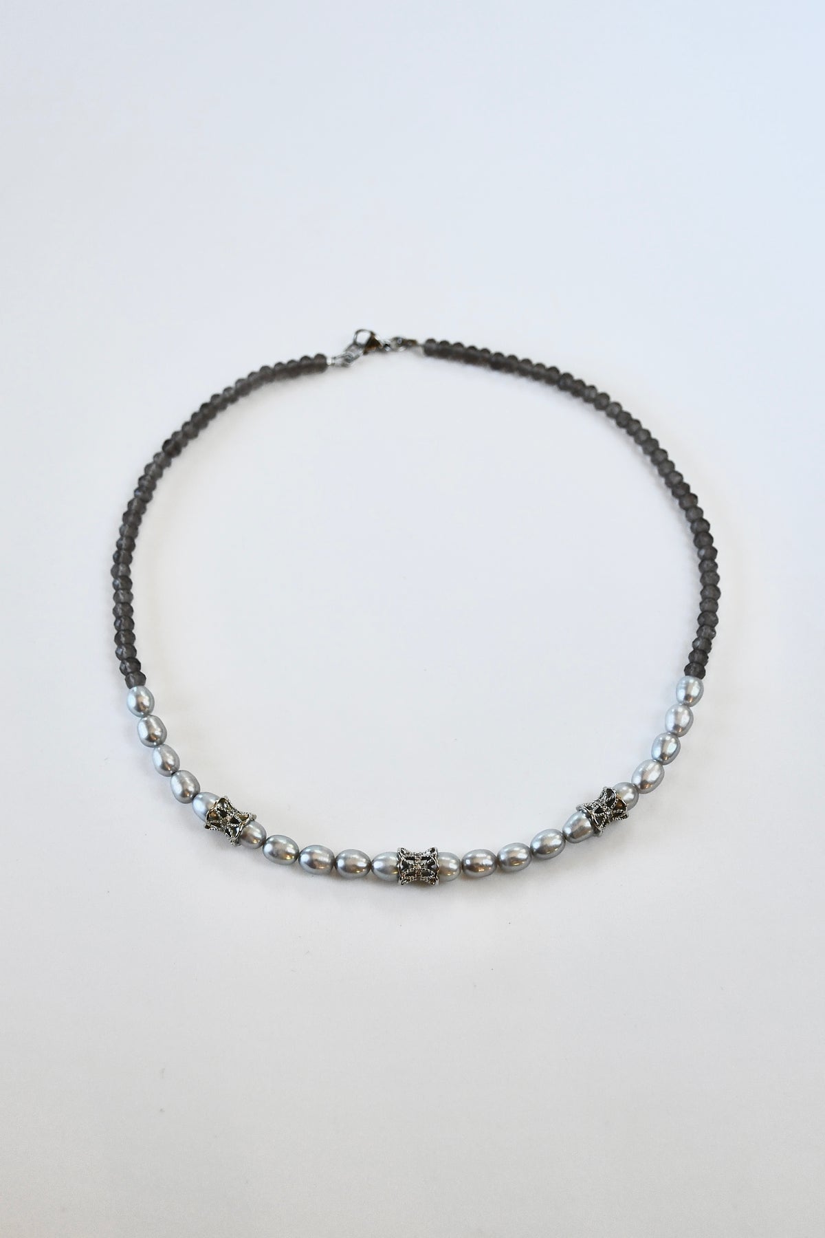 Collier Quartz fumé & Perles d’eau douce  — La Profondeur Sereine