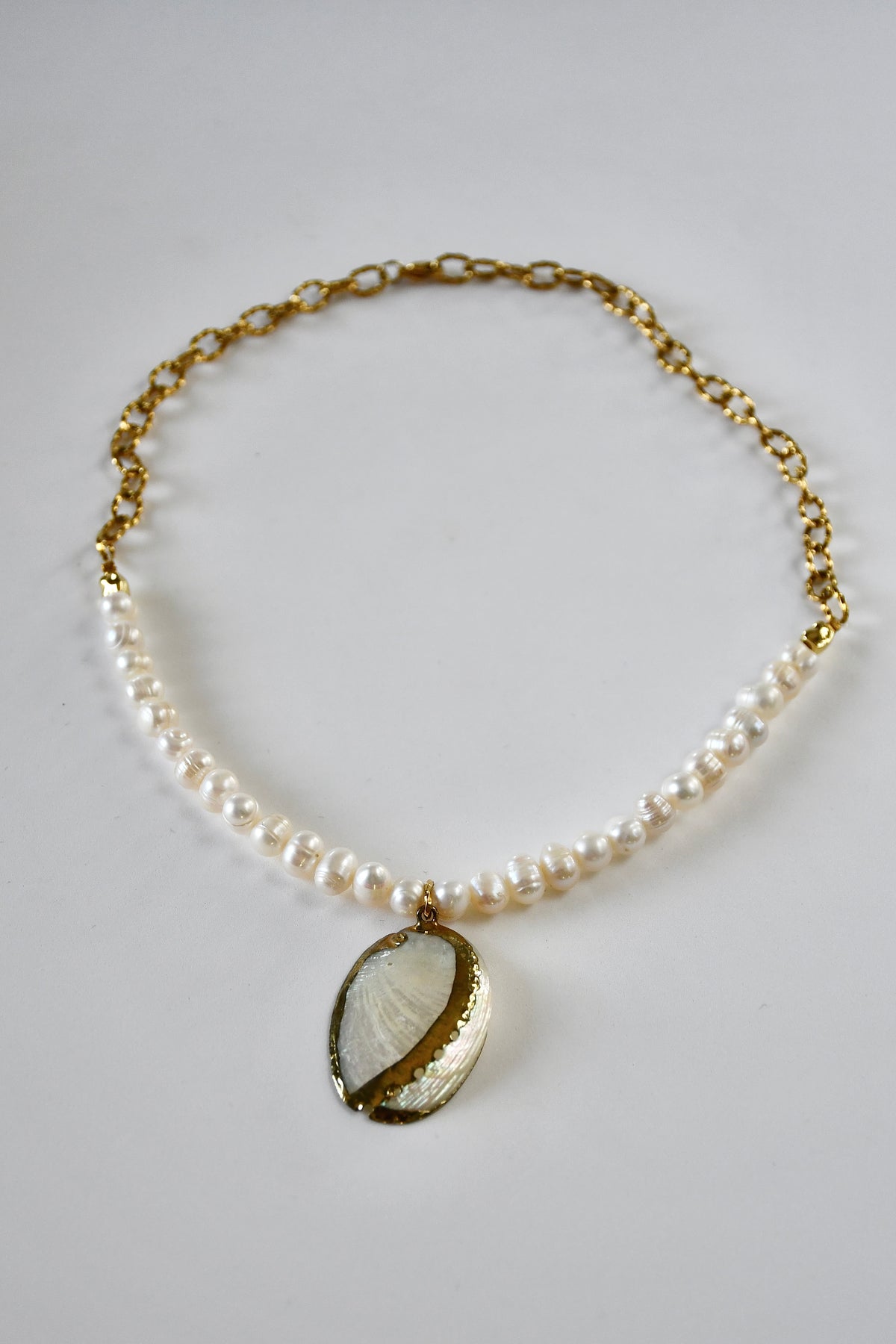 #41 Collana di perle d'acqua dolce e conchiglia