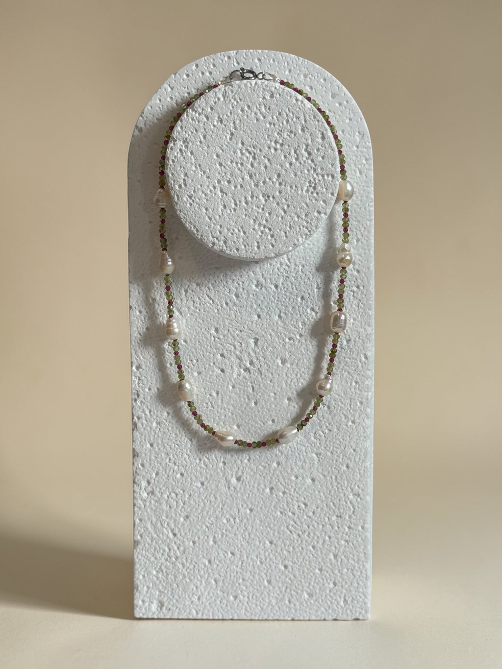 Colliers Perles d’eau douce, Péridot, grenat vert & Quartz