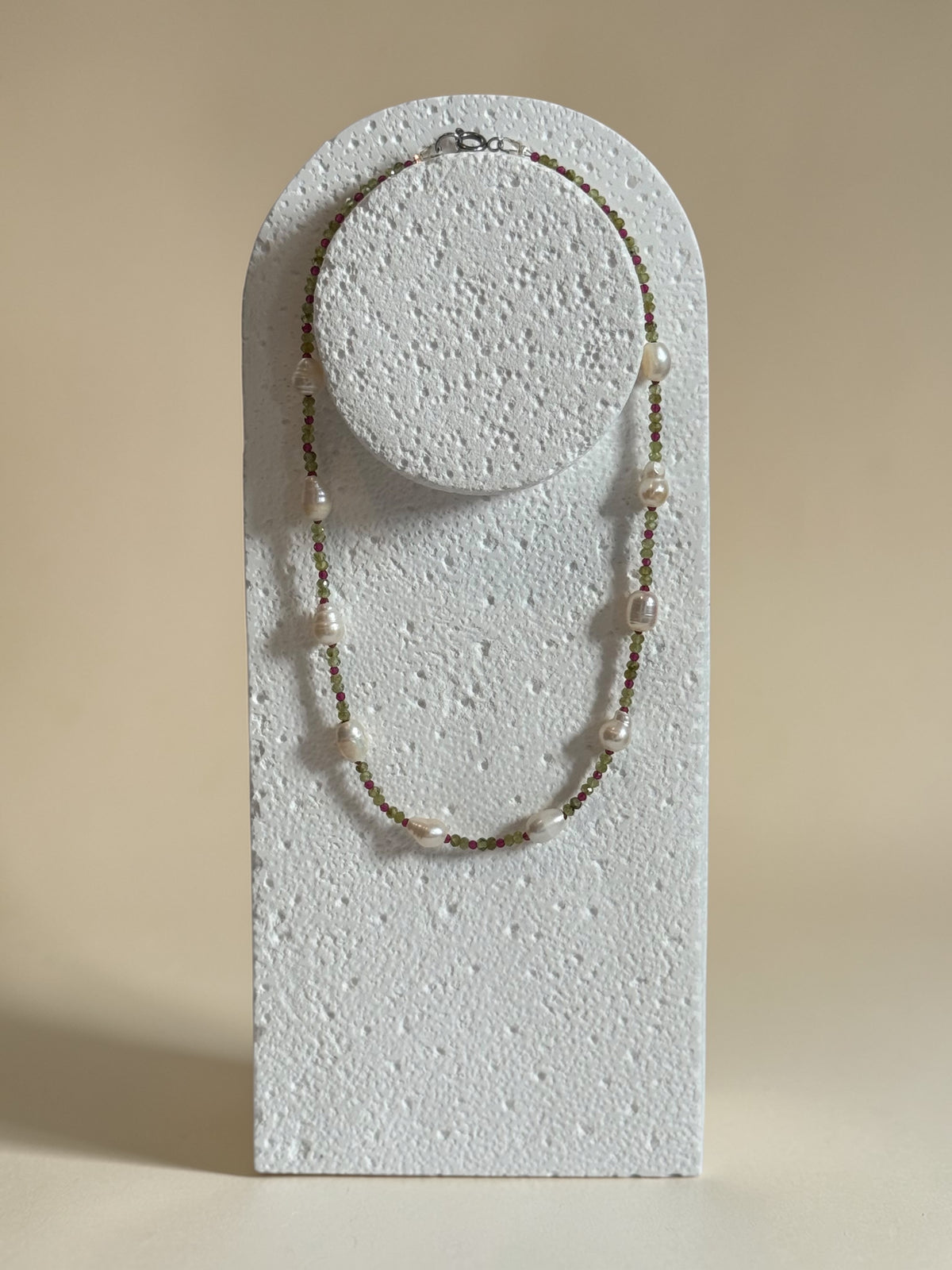 Colliers Perles d’eau douce, Péridot, grenat vert & Quartz