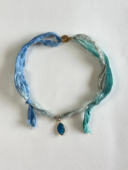 Collier Apatite sur ruban de soie — L’Éveil de la Volonté