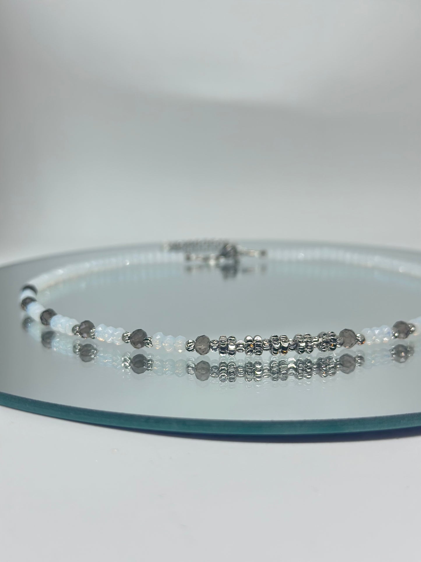 Collier opalescent – Quartz fumé et Opalite
Stabilité, clarté et douceur perceptive