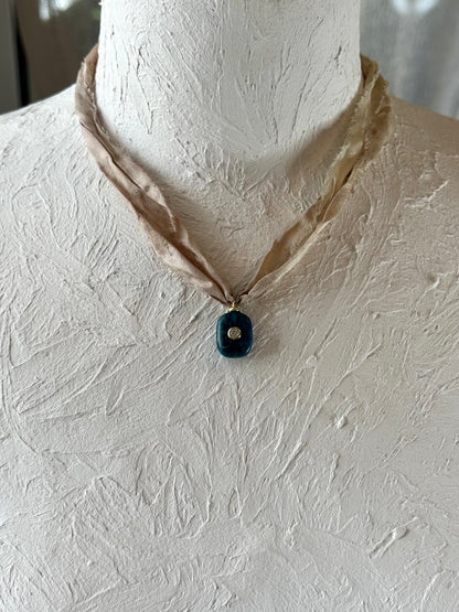 Collier Apatite sur ruban de soie — L’Éveil de la Clarté