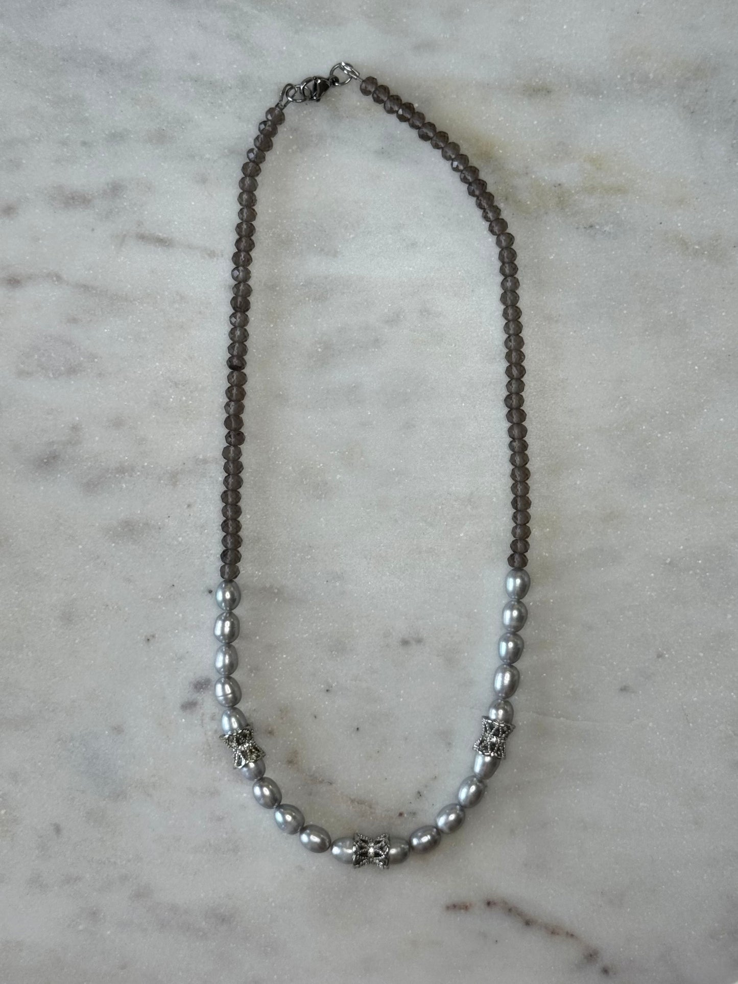 Collier Quartz fumé & Perles d’eau douce  — La Profondeur Sereine