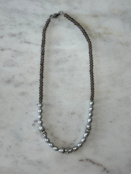 Collier Quartz fumé & Perles d’eau douce  — La Profondeur Sereine