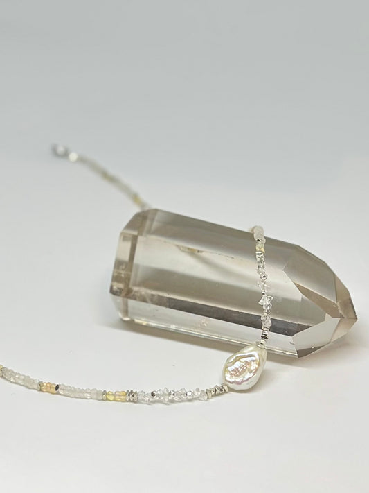 Collier entre ciel et terre – Pierre de lune, Opale, diamants d’Herkimer et Hématite | Intuition, clarté et ancrage