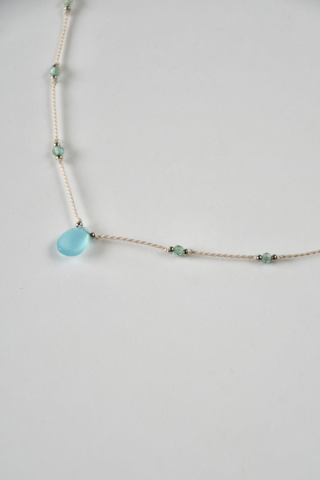 Collier Calcédoine & Apatite sur soie