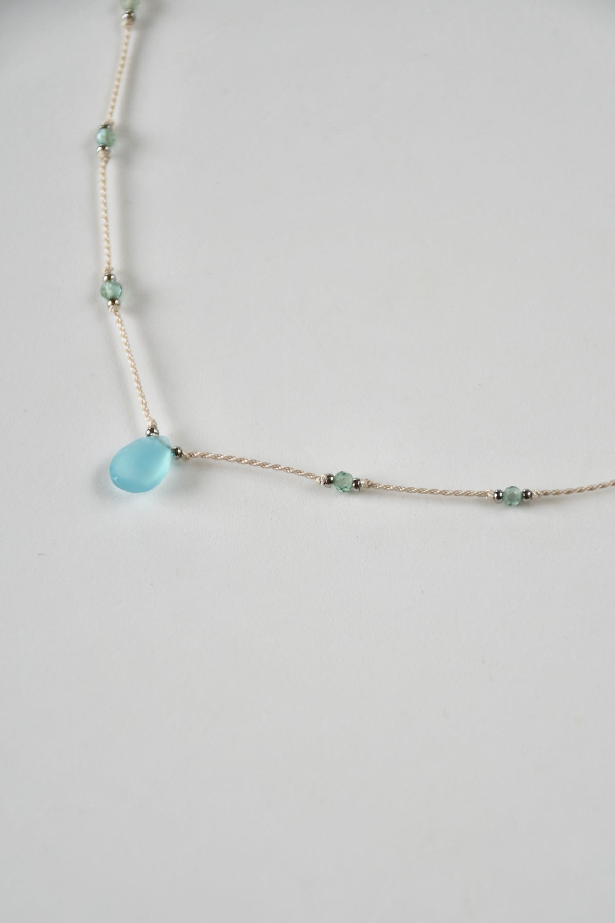 Collier Calcédoine & Apatite sur soie