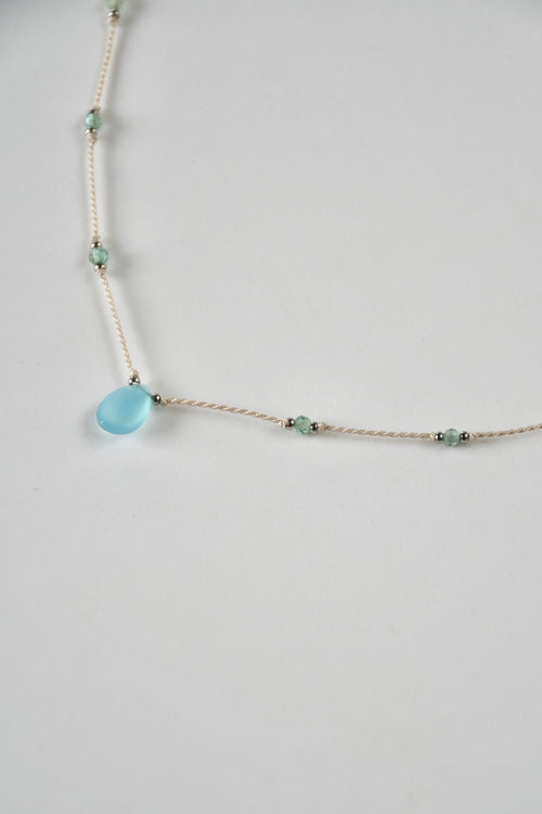 Kette aus Chalcedon & Apatit auf Seide