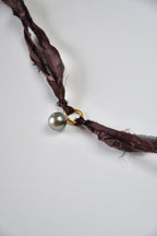 Collier perle de Tahiti sur ruban de soie — Le Mystère des Profondeurs