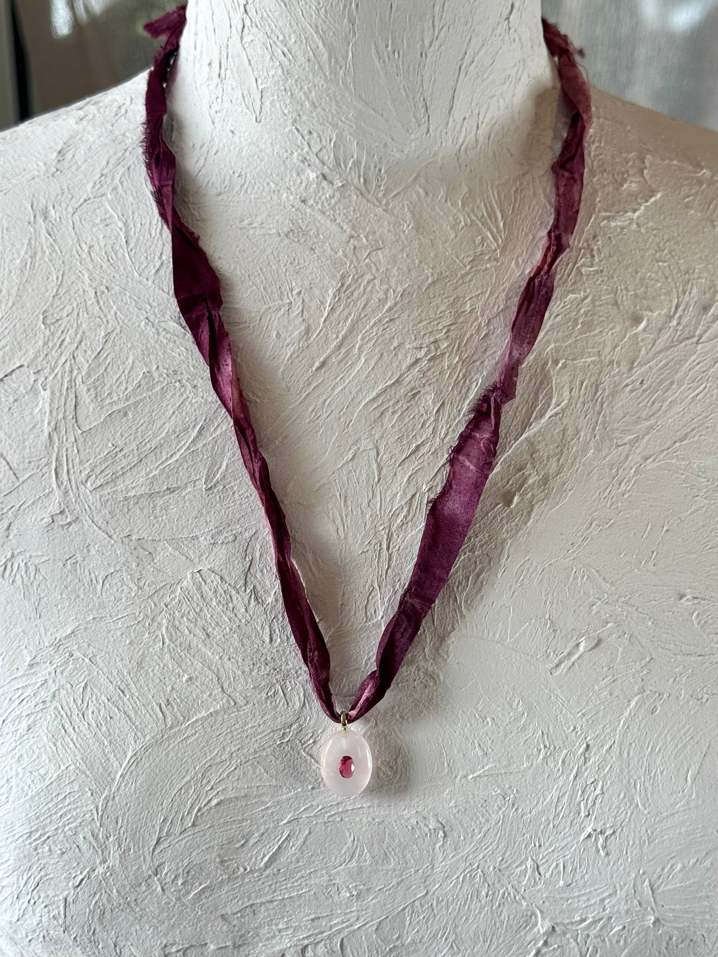 Collier Quartz rose sur ruban de soie — Le Murmure du Cœur