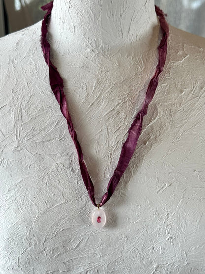Collier Quartz rose sur ruban de soie — Le Murmure du Cœur