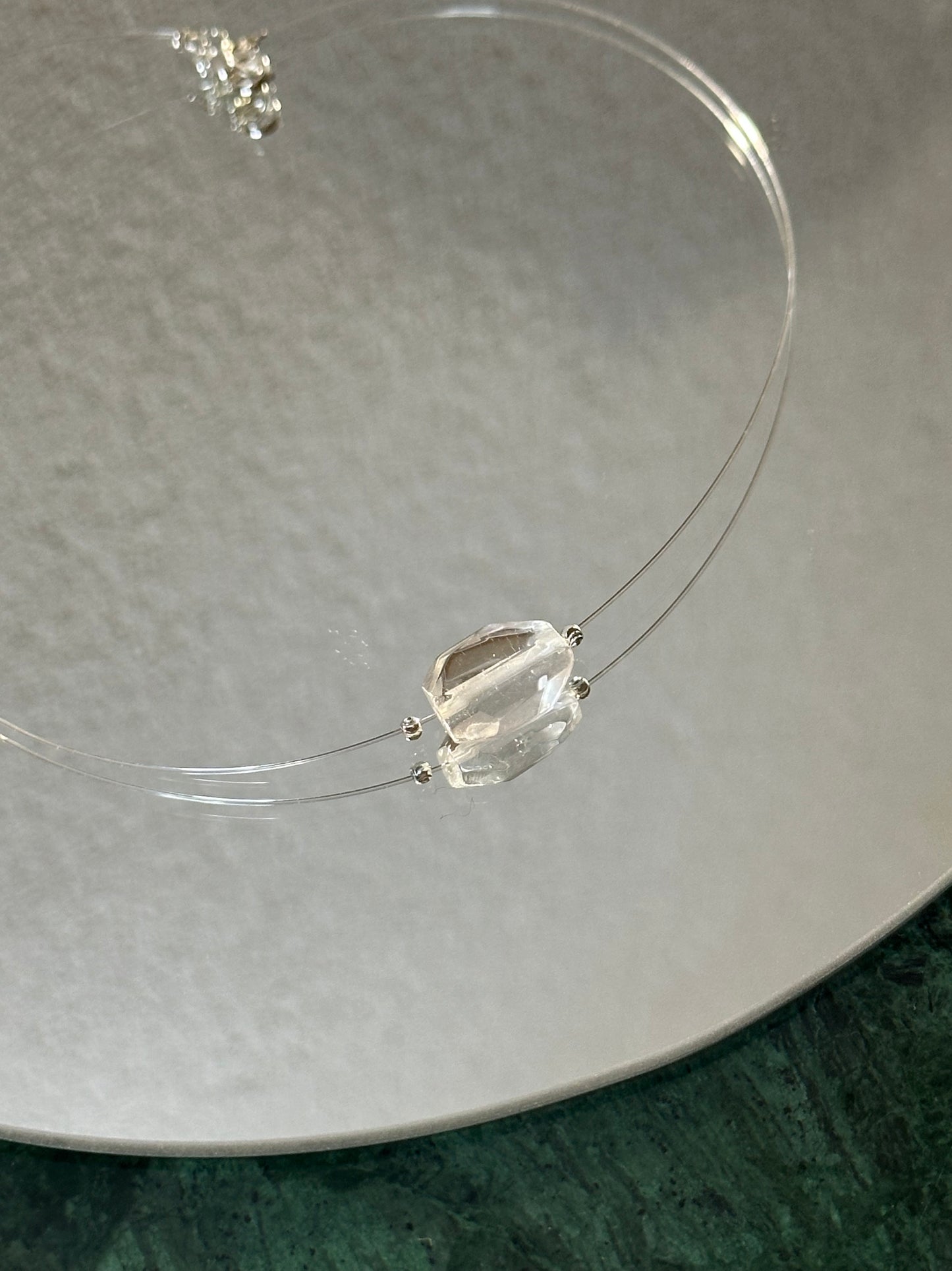 Divers colliers pierres semi précieuse sur fil cristal