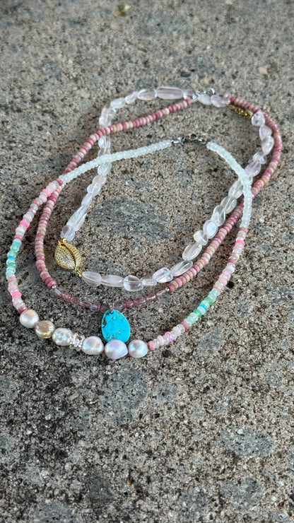 Collier Opale, Chrysoprase, Rhodonite, Amazonite, Perles d’eau douce & Cristal de roche — Le jardin intérieur en pleine floraison