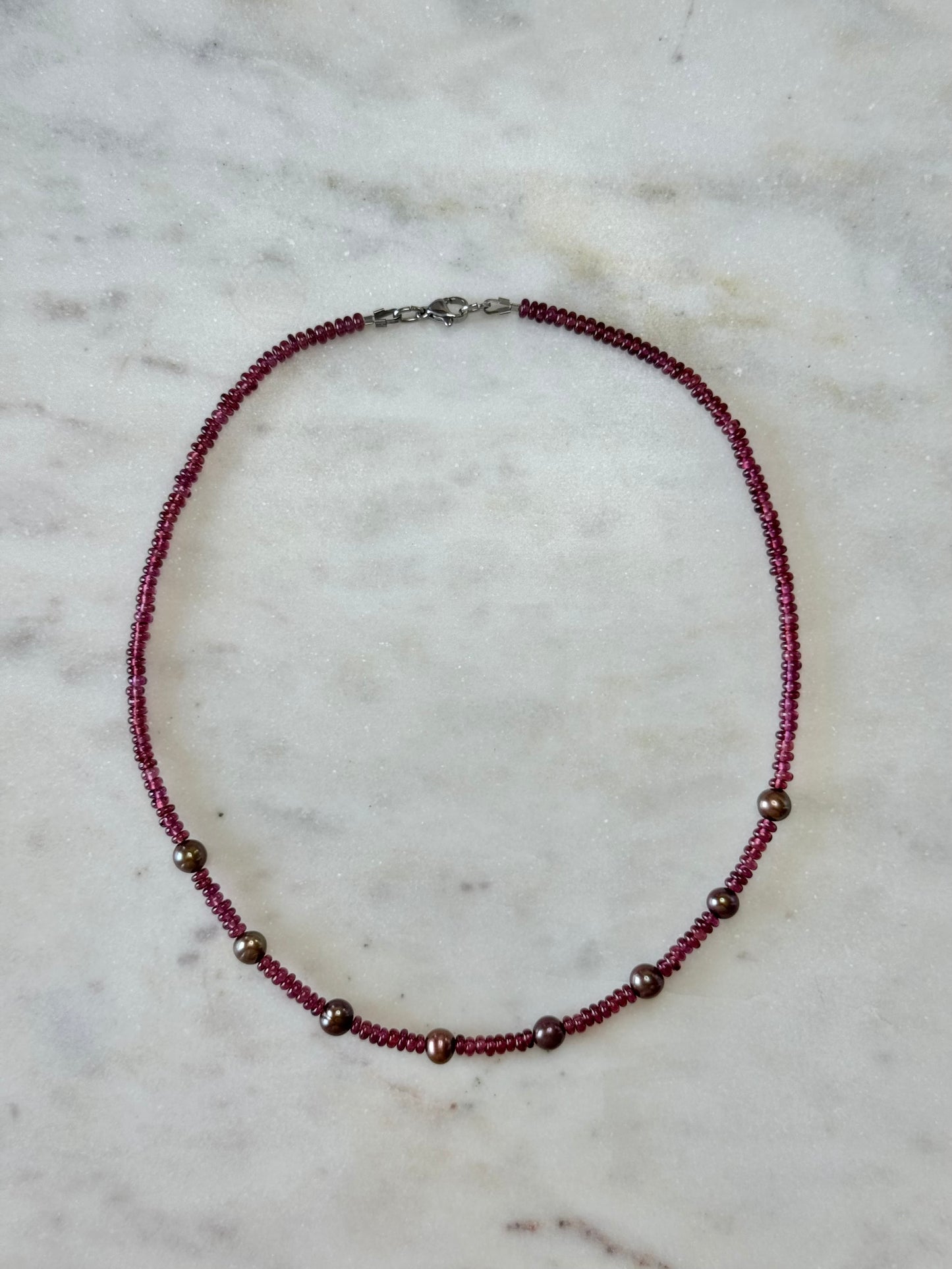Collier Grenat Rhodolite & Perles d’eau douce — La passion silencieuse