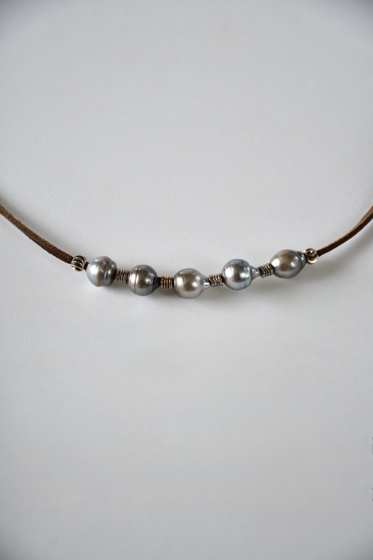 Collier Perles de Tahiti sur cordon de cuir