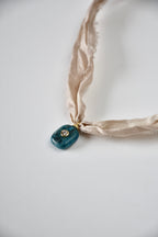 Collier Apatite sur ruban de soie — L’Éveil de la Clarté