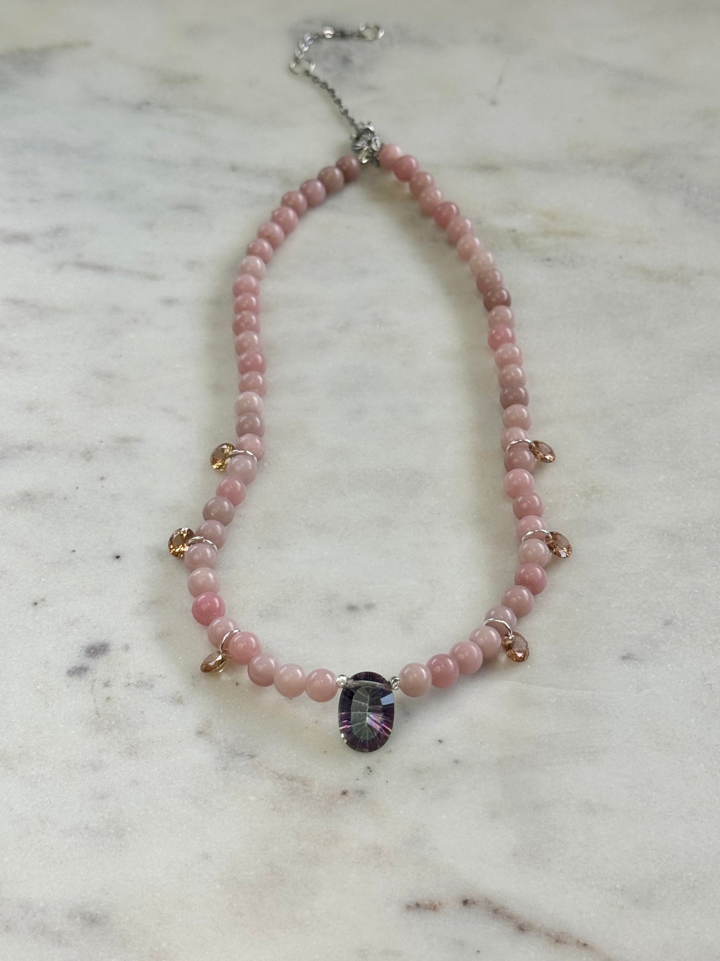 Collier Opale rose & Cristal — La tendresse à l’état pur