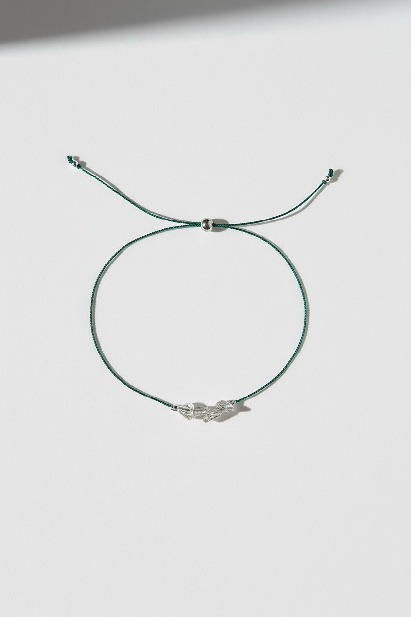 Divers bracelets sur fil de soie