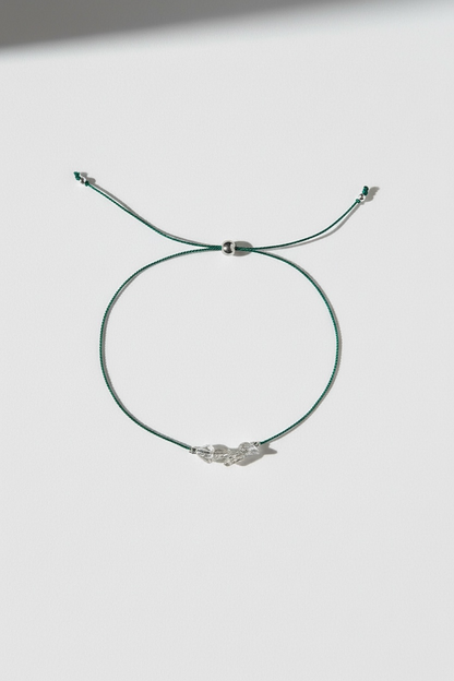 Divers bracelets sur fil de soie