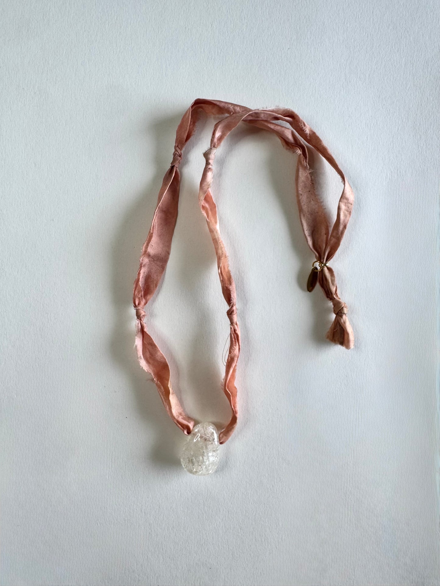 Collier Quartz craquelé sur ruban de soie — La Force Intérieure
