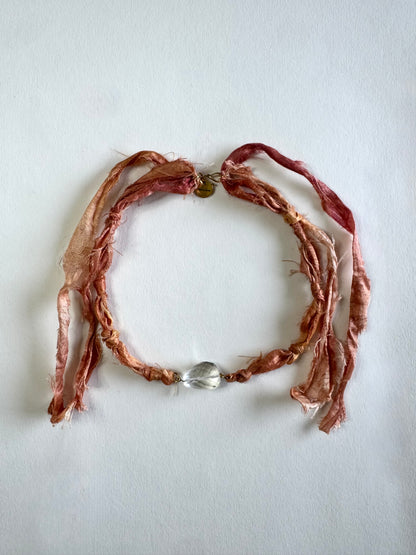 Collier Cristal de roche sur ruban de soie — Le Maître Silencieux