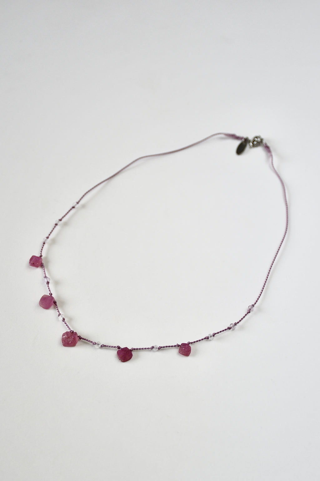 Collier Rubis brut & Améthyste lavande  sur soie
