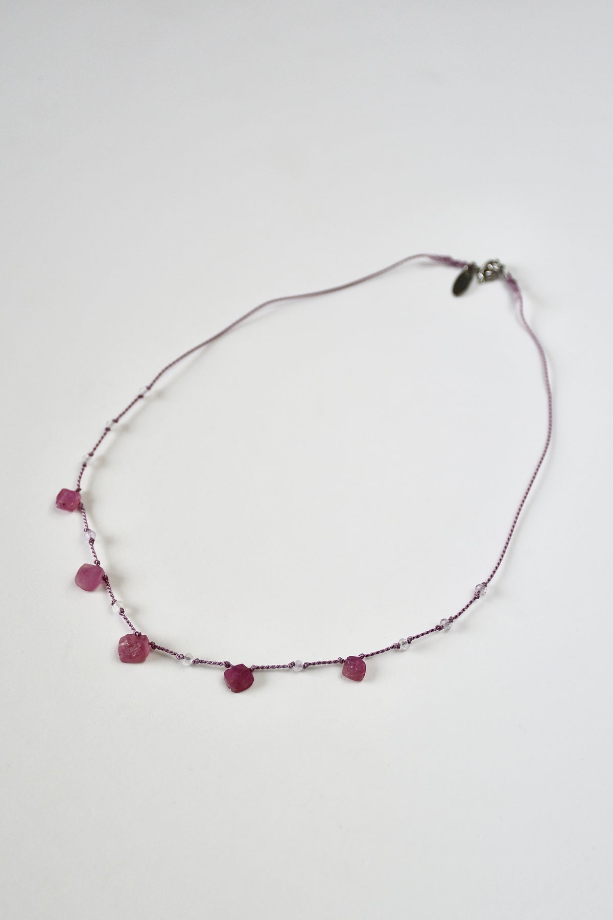 Collier Rubis brut & Améthyste lavande  sur soie