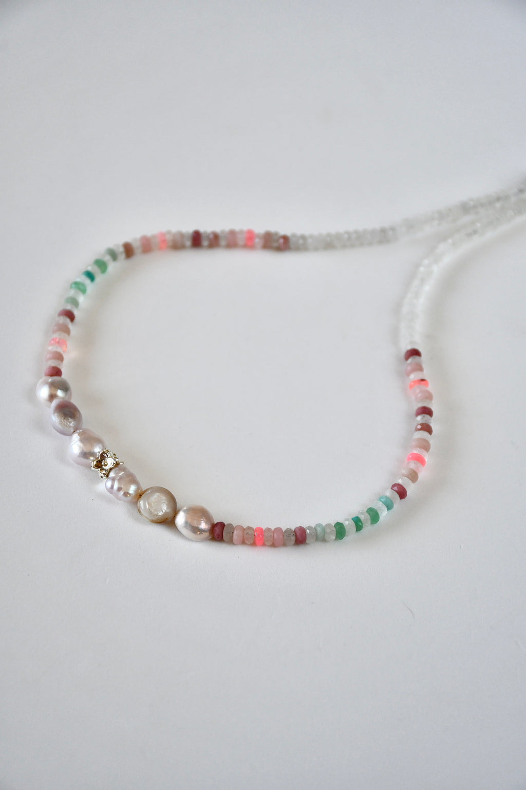 Collier Opale, Chrysoprase, Rhodonite, Amazonite, Perles d’eau douce & Cristal de roche — Le jardin intérieur en pleine floraison