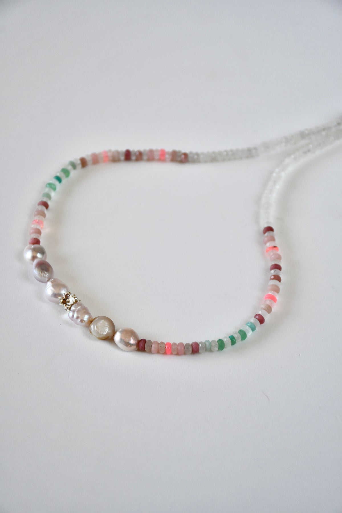 Collier Opale, Chrysoprase, Rhodonite, Amazonite, Perles d’eau douce & Cristal de roche — Le jardin intérieur en pleine floraison