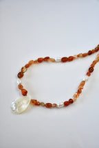 Collier Cornaline & Coquillage nacre — Le feu doux de l’élan retrouvé