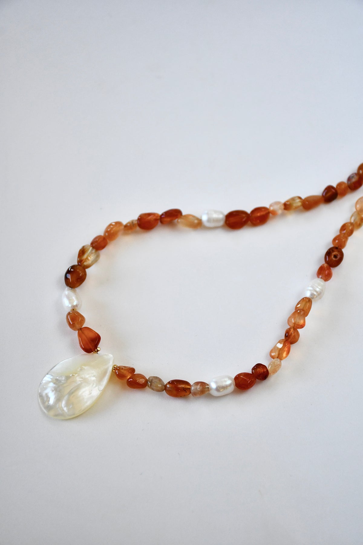 Collier Cornaline & Coquillage nacre — Le feu doux de l’élan retrouvé