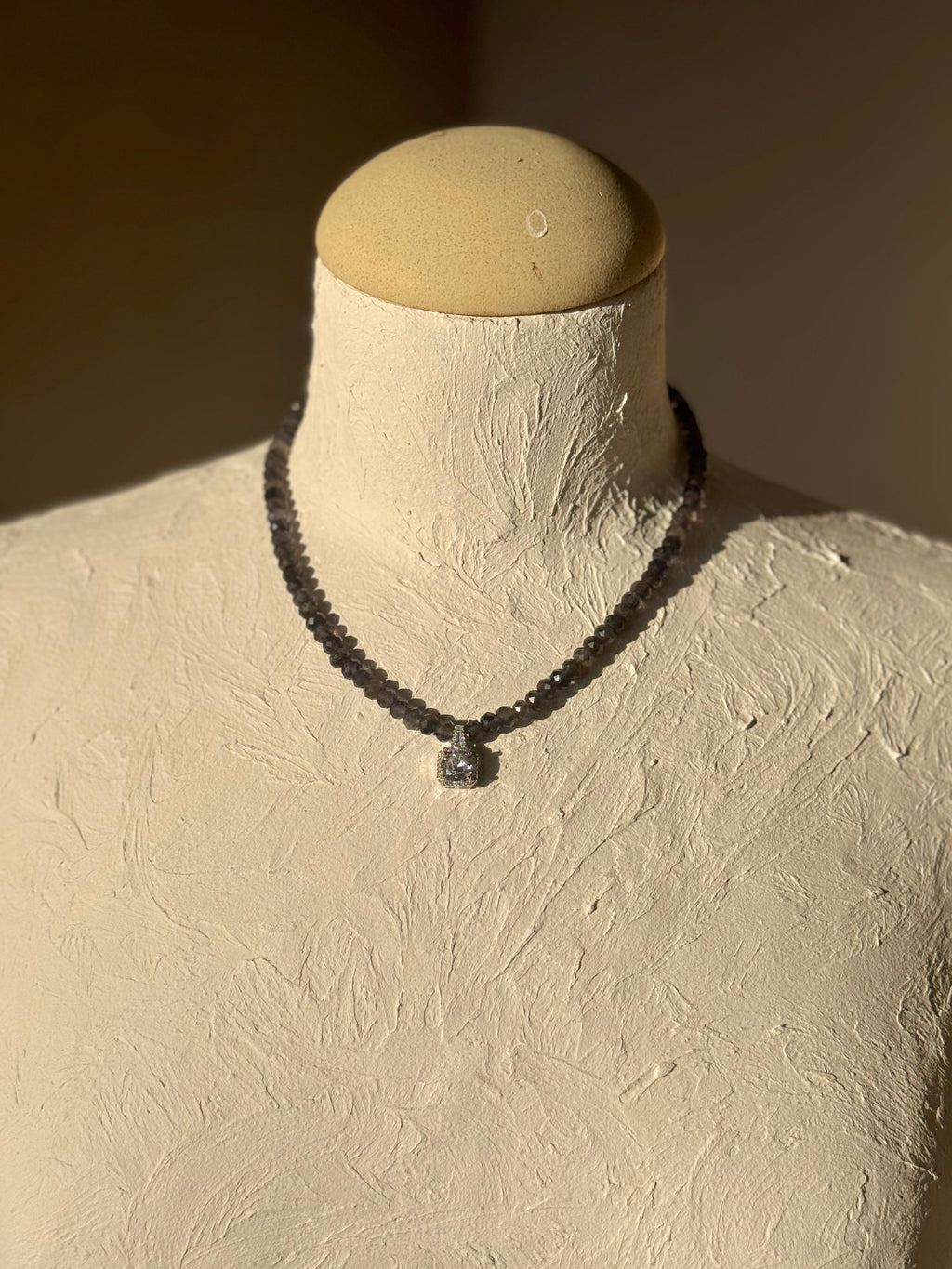 Collier Iolite & Zirconium — Vision intérieure et guidance intuitive